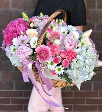 Композиция солнечный день в Чапаевке Цветочная композиция из Розы, Хризантемы, Пионы и Лизиантусы в корзине в Чапаевке